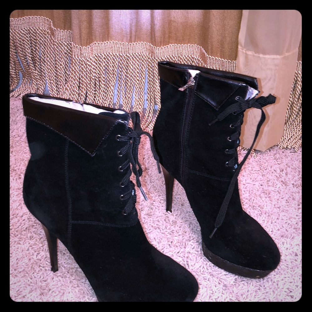 Colin Stuart sz10Black suede tie up bootie sidezip